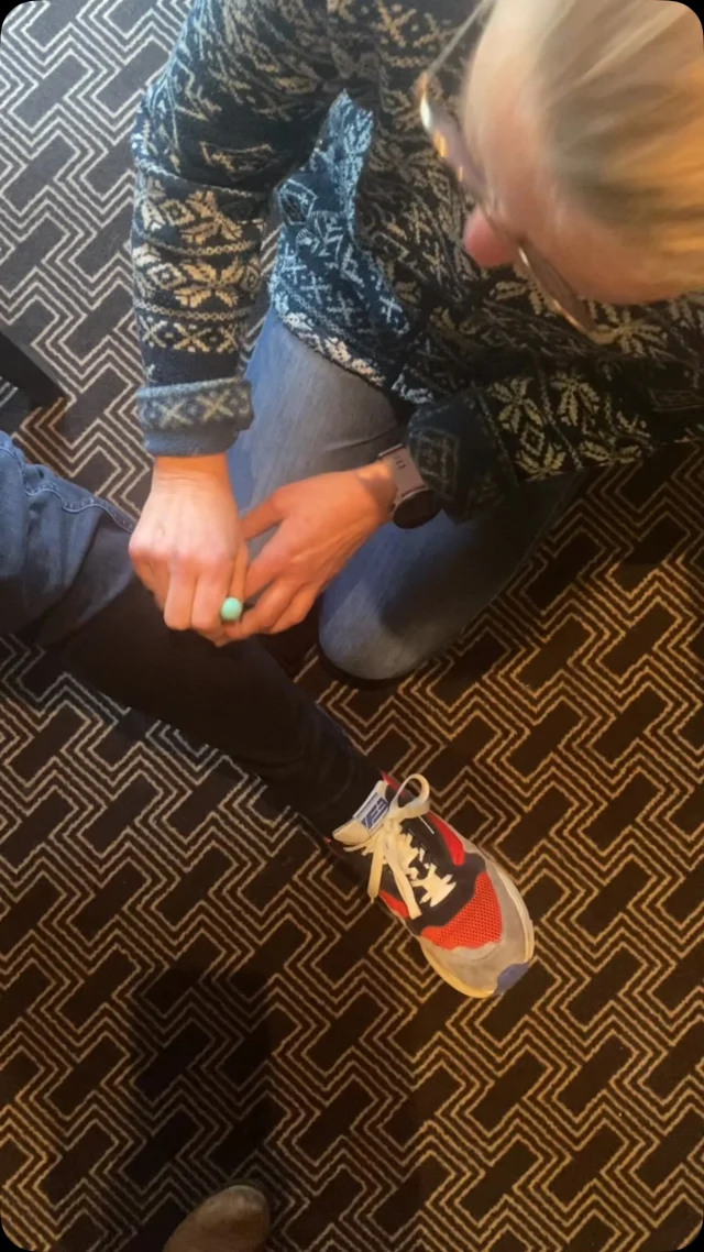 De Sylo-pen onderweg!  Altijd ontspannen, waar je ook bent!

De Sylo-pen is jouw ultieme hulpmiddel onderweg! Of je nu aan het wandelen bent, midden in een intense sportsessie zit, of last krijgt van je rug tijdens het verhuizen – de Sylo-pen is er voor jou. 

Dit compacte hulpmiddel past gemakkelijk in je tas en is altijd klaar om jouw spieren direct te ontspannen. Geen gedoe, geen wachttijd, gewoon snel verlichting waar en wanneer je het nodig hebt. 💪✨

👉 Neem jij de Sylo-pen altijd overal mee naar toe? Laat het weten in de reacties 🙏

#sylopen #sytskelohof #spierpijn #fysiotherapie #pijnklachten #sport #triggerpoint #rugklachten #rugklachtenverminderen #fysioterapeut #fysio #holistichealth #natuurlijkgezond
#neuropathie #massagetherapy #pijnvrij #artrose #bindweefselmassage #AltijdBijDeHand #SpierHerstel #OntspannenWaarJeOokBent #Gezondheid