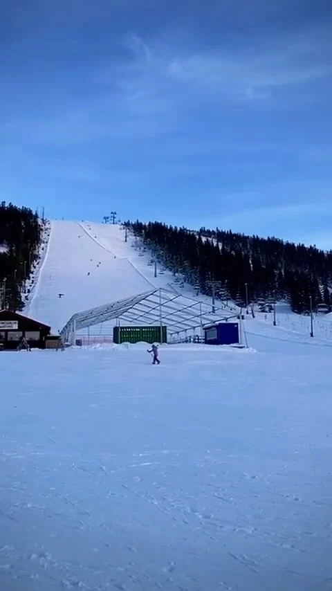 W I N T E R S P O R T  Minder spierpijn na een dag op de piste? 🎿❄️

Skiën en snowboarden vragen veel van je spieren! Na een lange dag in de sneeuw kunnen je benen zwaar en stijf aanvoelen. Met de Sylo-pen kun je eenvoudig je spieren ontspannen en sneller herstellen. 💪

Door de spier en het omliggende weefsel te behandelen, komt er meer ruimte en bewegingsvrijheid in je benen. Zo blijf je soepel en geniet je nóg meer van je wintersport! Neem de Sylo-pen mee en ervaar het zelf! ⛷️🏔️

#sylopen #sytskelohof #spierpijn #fysiotherapie #pijnklachten #sport #triggerpoint #rugklachten #rugklachtenverminderen #fysioterapeut #fysio #holistichealth #natuurlijkgezond
#massagetherapy #pijnvrij  #bindweefselmassage  #Wintersport #snowboarding #langlauf #Skiën #Spierherstel #GeenSpierpijn #SnellerHerstel