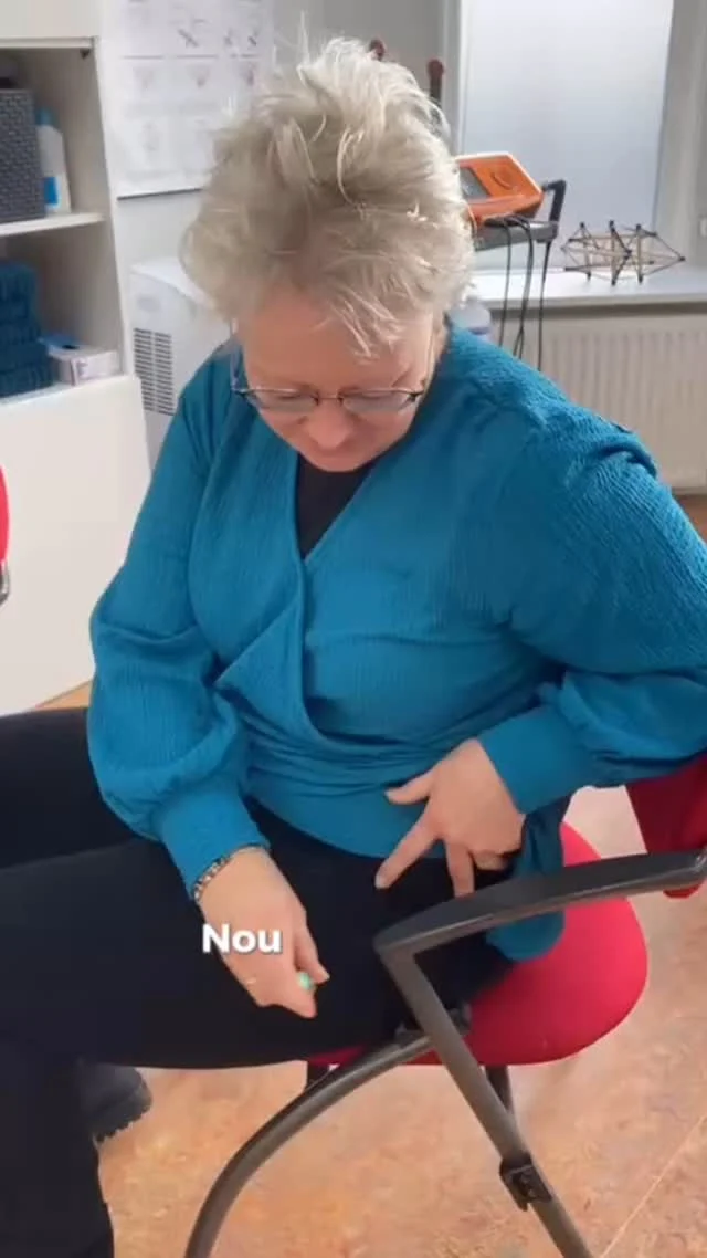Het is echt ongelofelijk! 

15 jaar geleden kreeg deze mevrouw een heupprothese. Alles zat vast, strak en gespannen rondom haar nieuwe heup… bewegen voelde nooit helemaal zoals ze had gehoopt.

Maar na een behandeling, van een paar minuten, met de Sylo-pen is dat veranderd!  Ze staat nu voor het eerst weer stevig op haar been, kan vrij bewegen en kan ze er op staan. Het voelt eindelijk hoe haar heup zou moeten voelen. 💙

#sylopen #sytskelohof #pijnvrij #gezondbewegen #herstel #nieuweheup #spierherstel #revalidatie #pijnverlichting #gezondenfit #massagetherapy #bindweefselmassage #fysiotherapie #fysioterapeut #natuurlijkgezond #sport