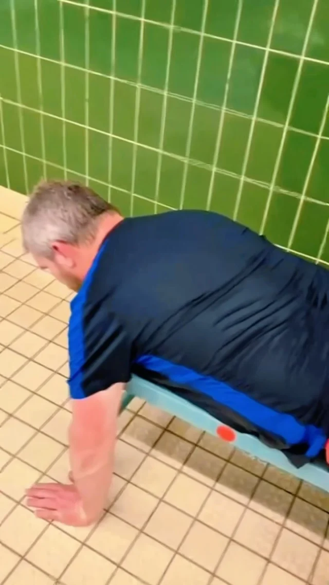 Snel spierherstel na een sportblessure! 💪✨

Tijdens het voetballen kreeg hij een flinke schop tegen zijn kuit… en tijdens het zwemmen schoot de pijn er ineens in. Herkenbaar? Dit komt vaak door verkramping in de soleus (diepe kuitspier) en gastrocnemius (grote kuitspier) – essentieel bij lopen, springen en afzetten, maar ook gevoelig voor overbelasting.

⚡ Waarom krijg je kramp?
Kramp ontstaat door overbelasting, vochttekort of een te korte cooling-down. De spier trekt onwillekeurig samen en ontspant niet meer, wat zorgt voor pijn en stijfheid.

💙 De Sylo-pen helpt direct!
Met een korte behandeling stimuleer je de bloedcirculatie, verlicht je de spanning en versnel je het herstel van je spieren. Ideaal voor sporters en perfect voor na een blessure of zware inspanning!

📌Heb jij wel eens last van spierkramp? Laat het weten in de comments! 👇

#Sylopen #Sytskelohof #Spierherstel #Spierkramp #Kramp #BlessureHerstel #Blessure #Sportmassage #Sport #massage #SnelHerstel #Kuitpijn #Soleus #Gastrocnemius #Sportblessure #Spierpijn #FitEnGezond #CoolingDown #Voetbal #Voetbalclub #Zwemmen