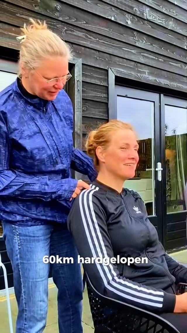 Deze bikkel heeft maar liefst 60 km hardgelopen op de Vuurtoren Trail – een race voor de ervaren lange afstandslopers, ultra atleten en duursporters! Een trailrun van @vuurtorentrailameland - voor de echte doorzetters: 60 km over onverharde paden, van mul zand en duinen tot bospaden en strand. Door de modder en over boomstronken. Een fysieke en mentale uitdaging waarbij de natuur van Ameland zowel je tegenstander als je grootste motivatie is.

💪 Deze topper heeft de afstand afgelegd mét een rugzak op haar rug! Maar na zo’n extreme inspanning komen de klachten: vastzittende schouders, een gespannen nek (trapezius & levator), en vermoeidheid.

Gelukkig bracht de Sylo-pen verlichting! Sytske gaf een behandeling, en al snel voelde ze weer meer ontspanning, ruimte en bewegingsvrijheid in haar nek. De perfecte manier om te herstellen na zo’n intensieve race!

De trapezius en levator scapulae werken samen om je schouders en nek te stabiliseren en te bewegen. De trapezius ondersteunt je schouders, terwijl de levator scapulae helpt bij het optillen van de schouderbladen. Bij intensieve activiteiten, zoals trailrunning met een rugzak, kunnen deze spieren overbelast raken, wat leidt tot pijn en spanning in je nek en schouders. De Sylo-pen helpt deze spanningen los te maken, waardoor je weer meer ruimte en ontspanning voelt.

✨ Hard werken, maar ook goed herstellen! En daar helpt de Sylo-pen bij.

#SyloPen #Sytskelohof #Recovery #Nekpijn #Spierpijn #SpierHerstel #Trapezius #LevatorScapulae #Sport #Hardlopen #TrailRun #UltraAthlete #VuurtorenTrail #FitnessJourney #SportsRecovery #Spierbehandeling #Sporttherapie #OutdoorChallenge #RunToRecover #Hardlooptraining #TrainingRecovery #ActiveLife #UltraRunning #TrailRunning #Schouderklachten #HerstelNaSport #TrailLife #Ameland #cairnadventures #papendal