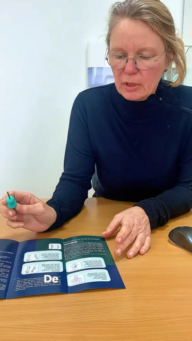 Als je last hebt van de trapezius (de spier in je bovenrug en nek), is het belangrijk om niet alleen de spier zelf te behandelen, maar ook het omliggende bindweefsel. 

De Sylo-pen kan hierbij helpen door het verkrampte gebied in de rug en nek los te maken en de doorbloeding te verbeteren. Behandel ook het voorste gedeelte van de schouder voor een compleet herstel. 

Trapezius Spieren: Drie Essentiële Functies

🔸 Trapezius Descendens – Helpt bij het optillen van je 
  schouders en nekstabiliteit.
🔸 Trapezius Transversus – Stabiliseert de 
  schouderbladen voor een rechte houding.
🔸 Trapezius Ascendens – Draagt bij aan het laten zakken 
  van de schouders en rugkracht.

Heb jij last van de trapezius? Door de Sylo-pen gericht te gebruiken op zowel de rug als de voorkant van je schouder, kun je spanning verlichten en de mobiliteit verbeteren, waardoor nekpijn sneller afneemt.

#sylopen #sytskelohof #trapezius #massagetherapy #bindweefselmassage #fysiotherapie #fysioterapeut #pijnvrij #natuurlijkgezond #spierpijn #gezondheid #nekklachten #spierontspanning #therapy #schouderklachten #rugklachten #rugpijn #nekpijn #spieren #pijnvrijbewegen #pijnklachten #bindweefsel