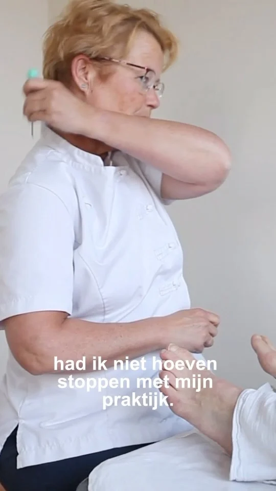“Had ik de Sylo-pen toen maar gehad...” 💙

Ze had jarenlang een eigen pedicurepraktijk, maar moest stoppen door klachten in haar schouder en nek. De statische houdingen en het langdurig voorovergebogen werken – haar lichaam kon het niet meer aan. 

Maar nu? Nu kan ze zichzelf behandelen met de Sylo-pen.
En ze zegt zelf: “Als ik deze pen toen had gehad, had ik misschien nog steeds met plezier mijn vak kunnen uitoefenen.”

De Sylo-pen helpt niet alleen je cliënten…
Maar ook jóu als professional.
Zodat jij je werk kunt blijven doen – met minder klachten en meer comfort. ✨

Zien we jou morgen op de Pedicure Vakbeurs? 

#sylopen #sytskelohof #Voetverzorging #zelfzorg #vitaliteit #schouderklachten #nekklachten #praktijkleven #werkplezier #GezondeVoeten #pedicure #medischpedicure #podologia #sportmasseur #orthopédique #diabetes #neuropathy #reuma #kramp #voetzorg #voetproblemen #massage #massagetherapy #voetmassage #voetreflexologie #wellness #massageathome #fysio #fysiotherapeut